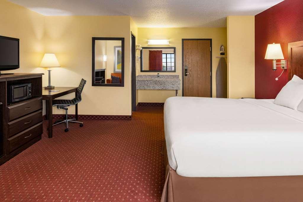 Baymont By Wyndham Cedar Rapids Hotel Room photo